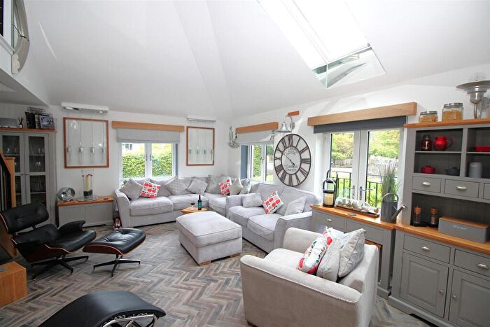 3 Bedroom Apartment For Sale In Castlehill Crescent, Kilmacolm, PA13