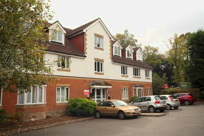 2 Bedroom Flat To Rent In Knaphill, Woking, GU21