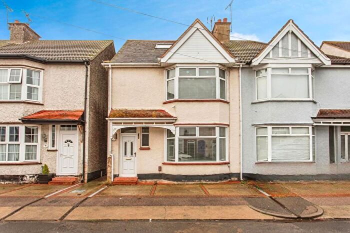 4 Bedroom Semi Detached House For Sale In Richmond Avenue, Shoeburyness, Southend-on-Sea, Essex, SS3