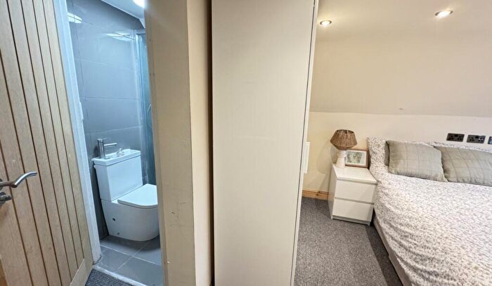 10 Bedroom End Of Terrace House To Rent In West Parade - Bed, LN1