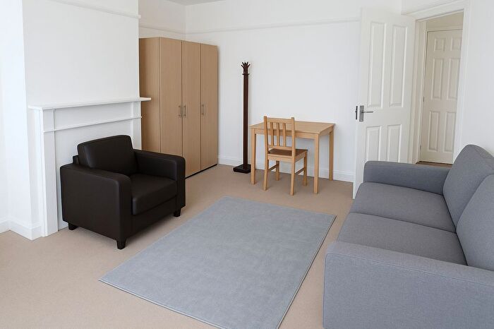 2 Bedroom Flat To Rent In Vine Place, Hounslow, TW3