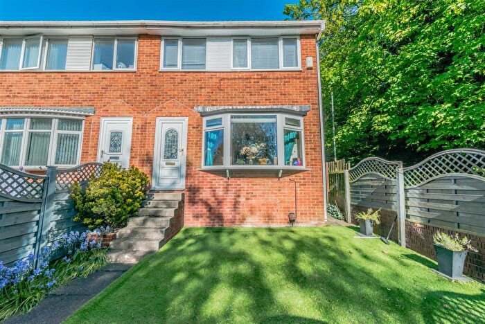 3 Bedroom Town House For Sale In Cliffe Park Drive, Wortley, Leeds, LS12