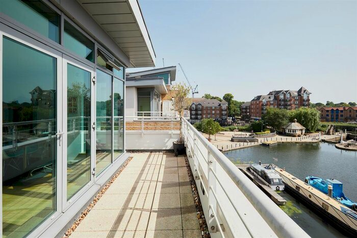 3 Bedroom Flat To Rent In Tallow Road, Brentford, TW8