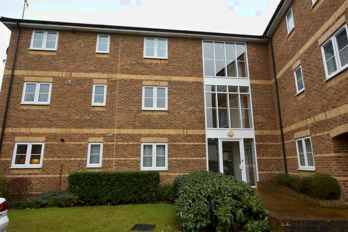 2 Bedroom Flat To Rent In South Street, Bishop's Stortford, CM23