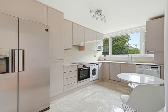 1 Bedroom Flat For Sale In Mountbatten Square, Windsor, SL4
