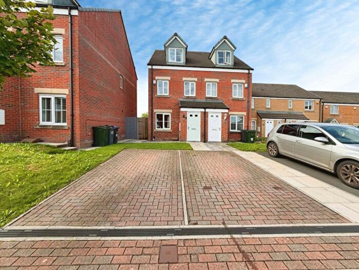3 Bedroom Semi-Detached House For Sale In Forrest Close, Bradford., BD6
