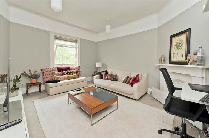 1 Bedroom Flat To Rent In Woodstock Grove, Shepherds Bush, London, W12