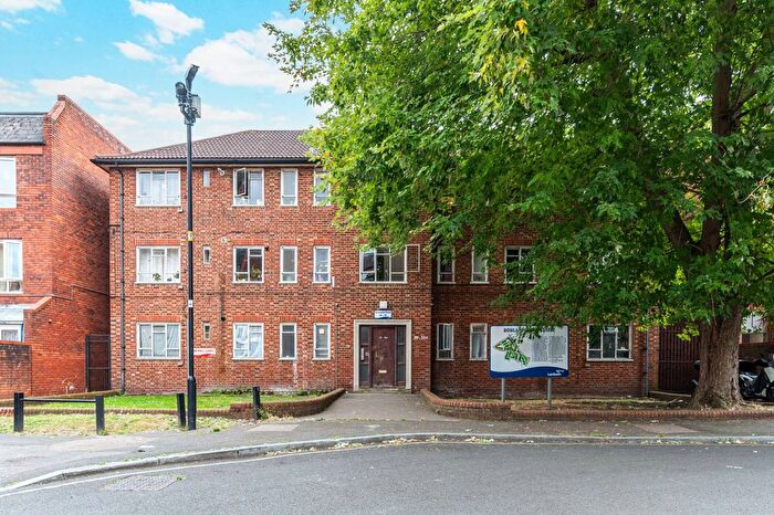 3 Bedroom Flat To Rent In Bowland Road, Clapham, London, SW4