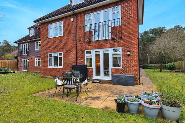 2 Bedroom Flat To Rent In St. Sebastians Court, Nine Mile Ride, Wokingham, Berkshire, RG40