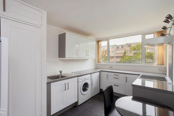 1 Bedroom Flat To Rent In Mountbatten Square, Windsor, SL4