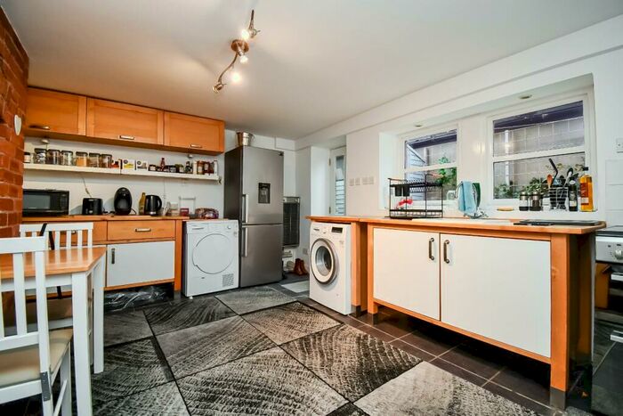 1 Bedroom Apartment For Sale In West Cliffe Grove, Harrogate, HG2