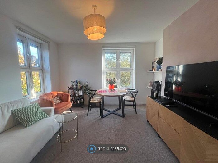 2 Bedroom Flat To Rent In Bilton House, London, SW8