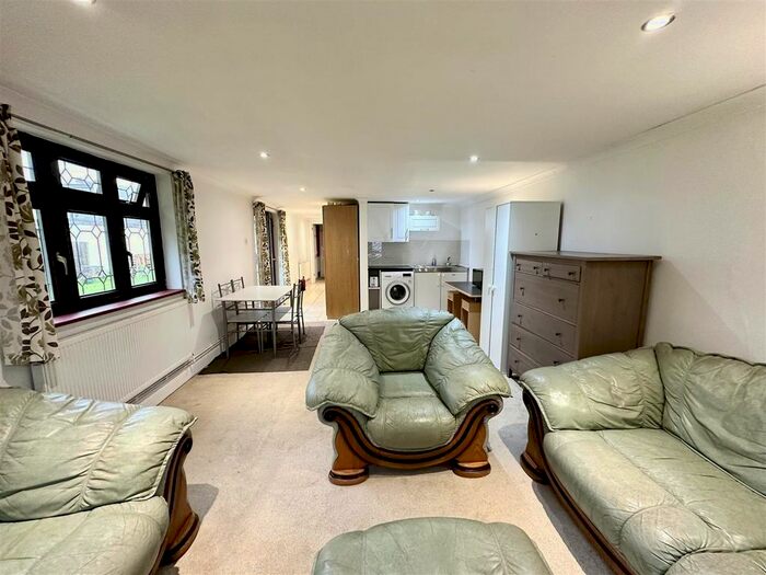 2 Bedroom Detached Bungalow To Rent In Coppermill Road, Wraysbury, Staines, TW19