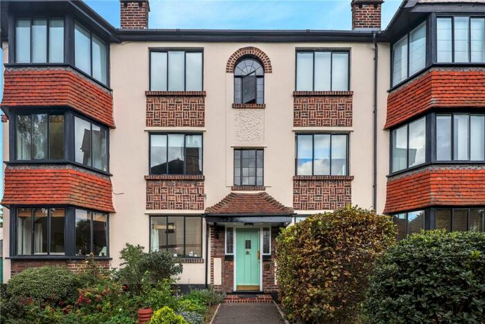 2 Bedroom Flat To Rent In Forest Court, Wanstead, London, E11