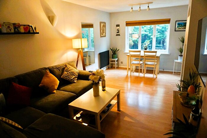 2 Bedroom Flat To Rent In St. Benedicts Close, Tooting, London, SW17