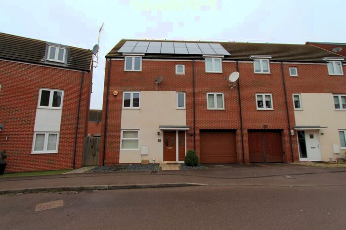 5 Bedroom Semi-Detached House To Rent In Lavender Hill, Milton Keynes, Buckinghamshire, MK10