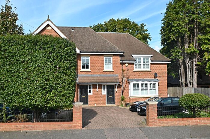 4 Bedroom Semi-detached House For Sale In Acacia Road, Hampton, TW12