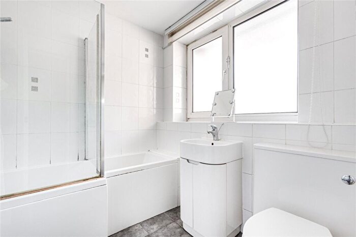 2 Bedroom Flat To Rent In Blake House, York Road, SW11