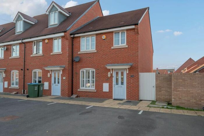 3 Bedroom End Of Terrace House To Rent In Berryfields, Aylesbury, HP18