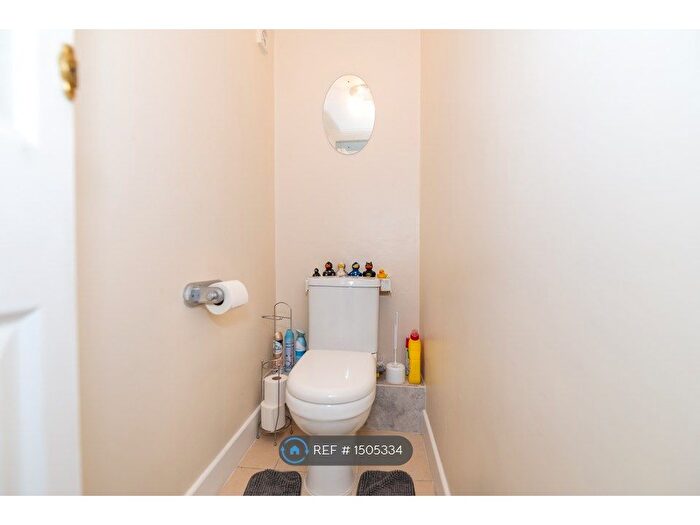 3 Bedroom Flat To Rent In Tooting, London, SW17
