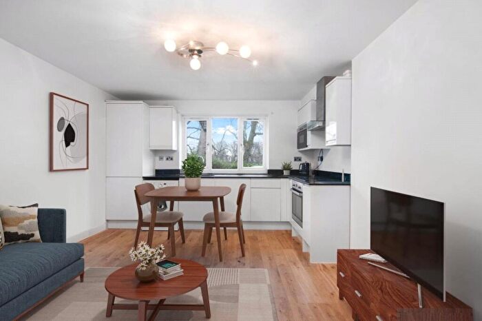 3 Bedroom Flat To Rent In Inwen Court, Grinstead Road, Deptford, London, SE8