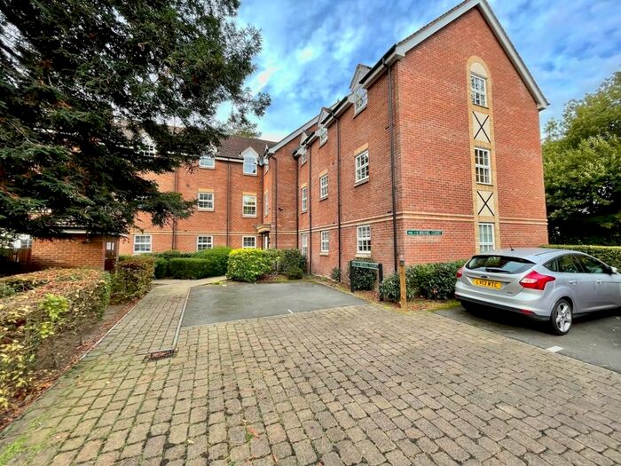 2 Bedroom Flat To Rent In Old College Road, Newbury, RG14