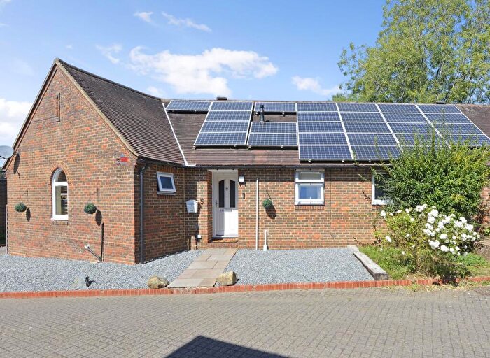 3 Bedroom Property For Sale In Links Close, Ewhurst, GU6