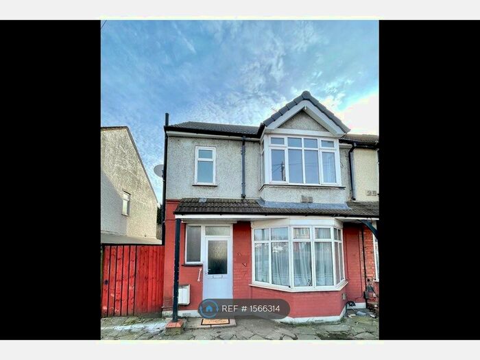 4 Bedroom Semi-Detached House To Rent In Dunstable Road, Luton, LU4