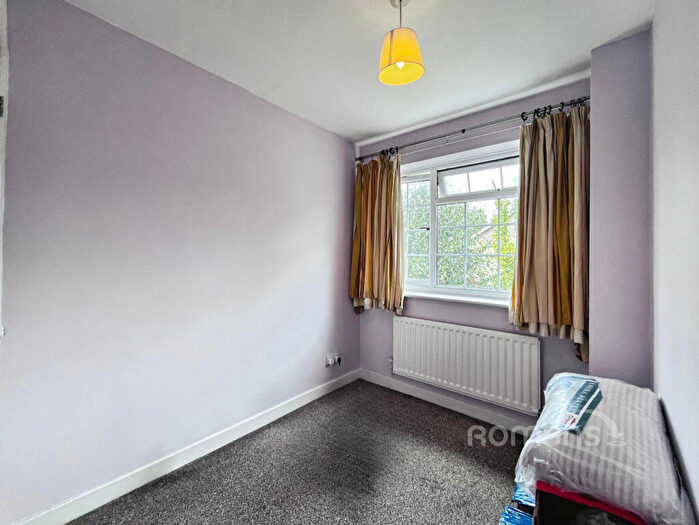 3 Bedroom Detached House For Sale In Woburn Avenue, Farnborough, Hampshire, GU14