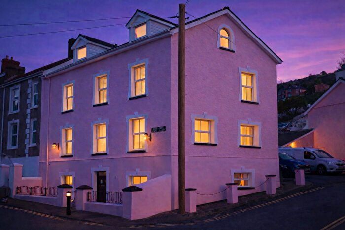 5 Bedroom Property For Sale In Bedroom Townhouse & Bedroom Apartment, Aberaeron, SA46