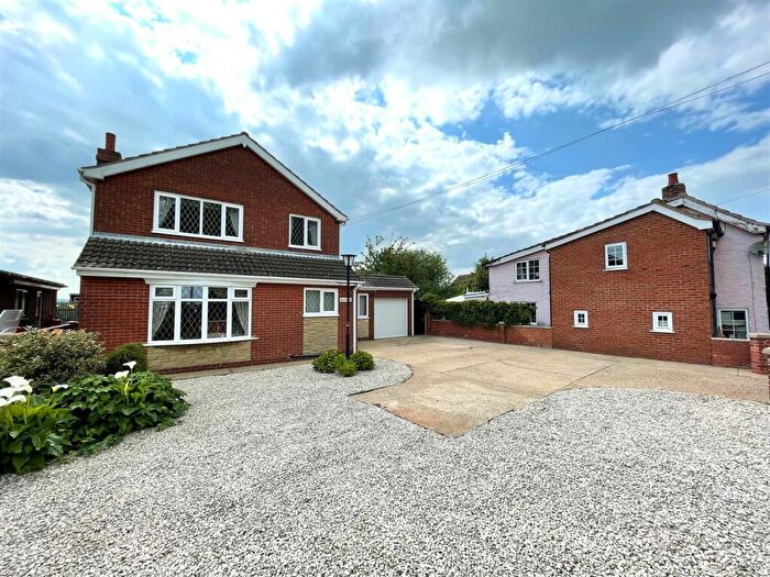 5 Bedroom Detached House For Sale In Lock Road, North Cotes, Grimsby, DN36