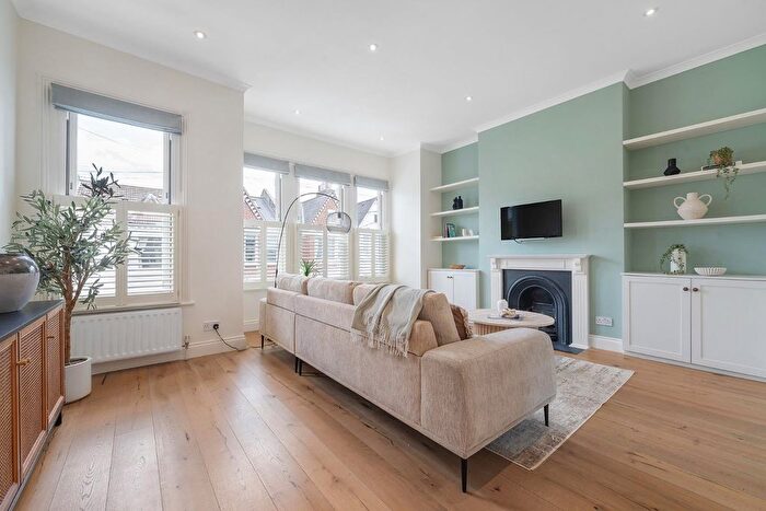 3 Bedroom Flat For Sale In Helix Road, SW2