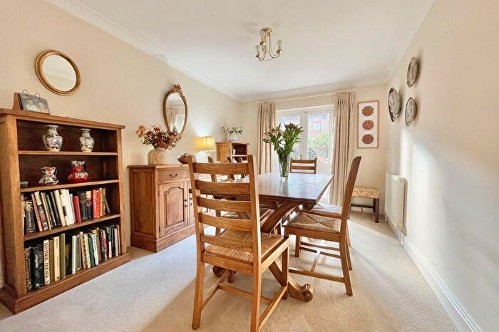 3 Bedroom End Of Terrace House For Sale In High Steet, Claygate, KT10