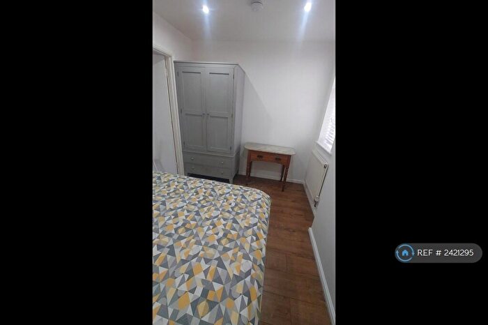 1 Bedroom Flat To Rent In Walton Road, West Molesey, KT8