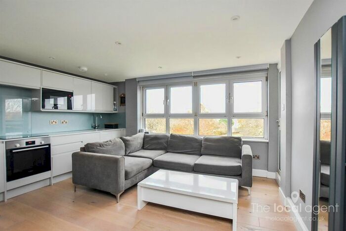 2 Bedroom Flat To Rent In Merland Rise, Tadworth, KT20