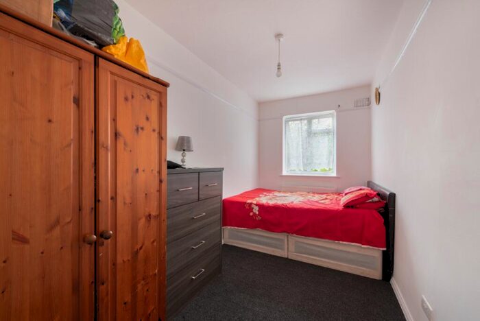 2 Bedroom Flat For Sale In Fairwood Court, Fairlop Road, Leytonstone, London, E11