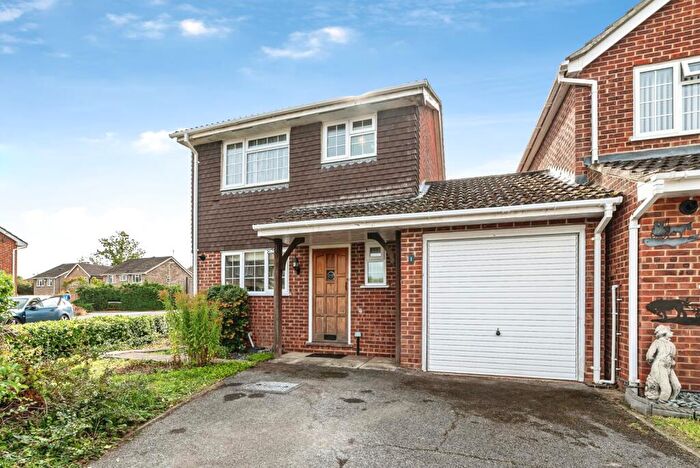 3 Bedroom Link Detached House For Sale In Forest Drive, Chineham, Basingstoke, Hampshire, RG24