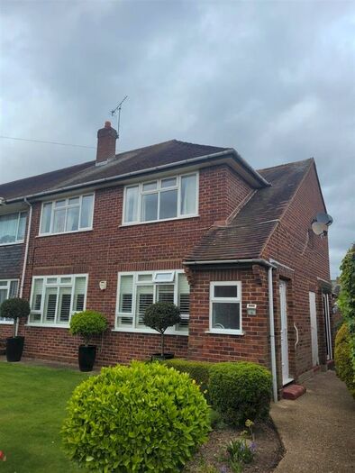 2 Bedroom Maisonette To Rent In Rydal Way, Ruislip Manor, Ruislip, HA4