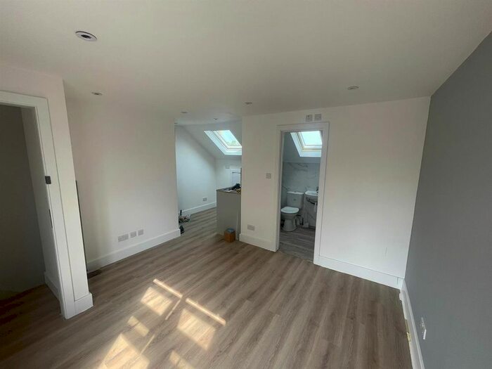 Studio To Rent In Thorpe Road, London, N15