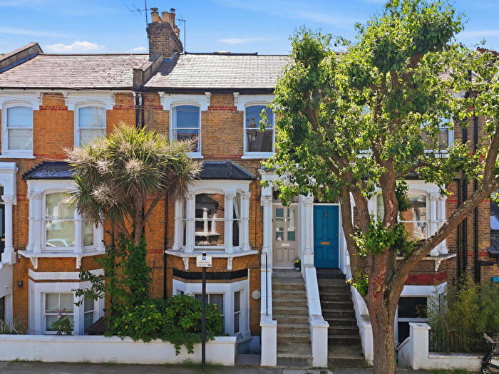 3 Bedroom Apartment For Sale In Hugo Road, London, N19