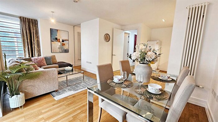 3 Bedroom Flat For Sale In Highcross Lane, Leicester, LE1