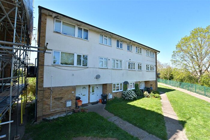 2 Bedroom Maisonette For Sale In Market Avenue, Wickford, Essex, SS12