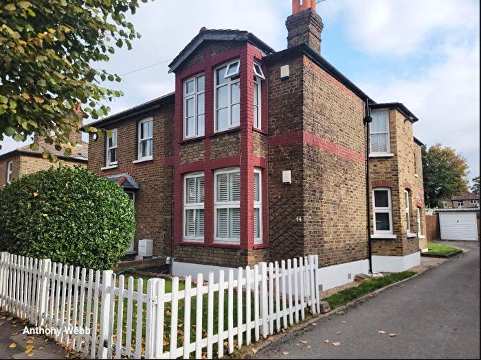 2 Bedroom Flat For Sale In Second Avenue, Enfield, EN1