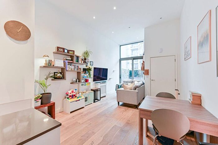 2 Bedroom Flat For Sale In Balham High Road, Balham, London, SW17