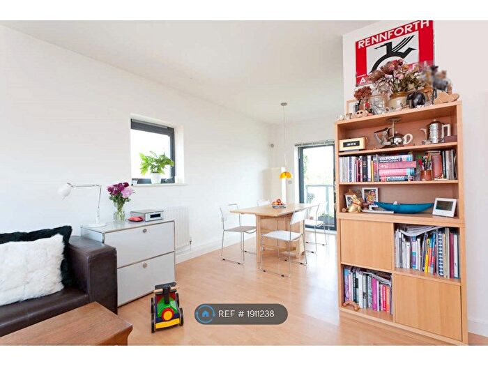 3 Bedroom Flat To Rent In Vandome Close, London, E16