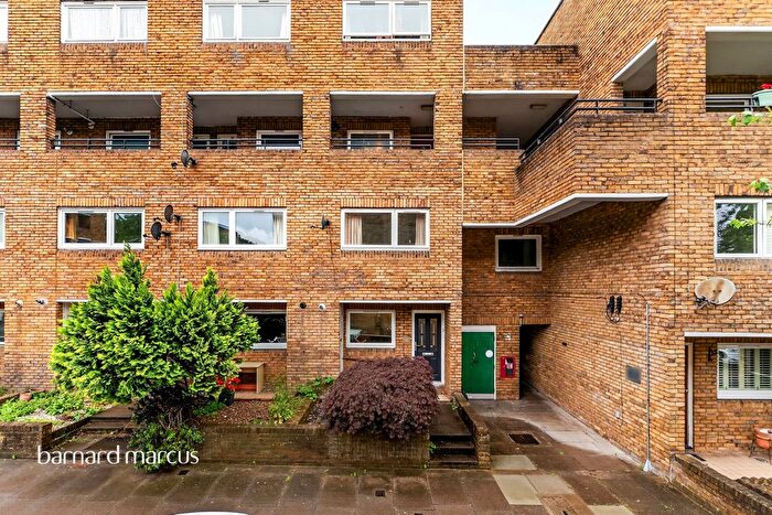 2 Bedroom Maisonette For Sale In Turenne Close, London, SW18