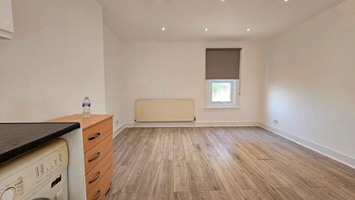 1 Bedroom Flat To Rent In Long Lane, London, N3