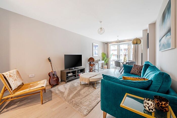 2 Bedroom Flat To Rent In Canal Side, Maidenhead, SL6