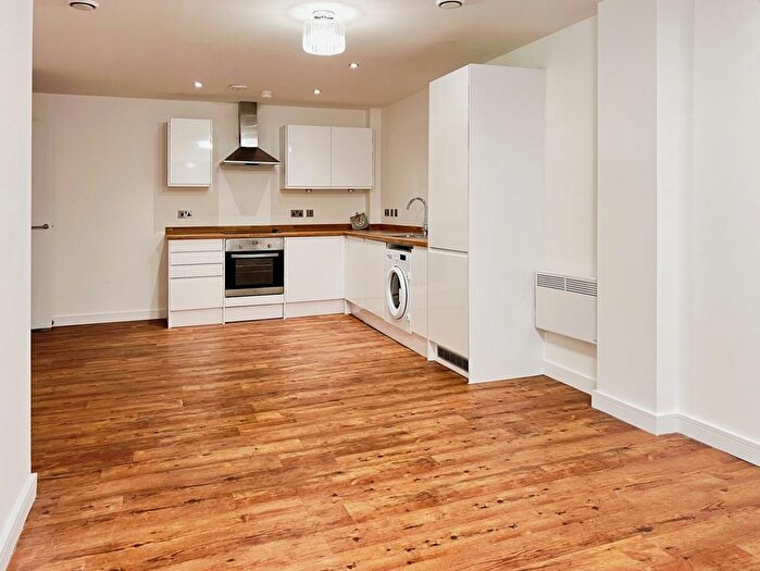 2 Bedroom Flat To Rent In - Ashton Lane, Sale, Cheshire, M33