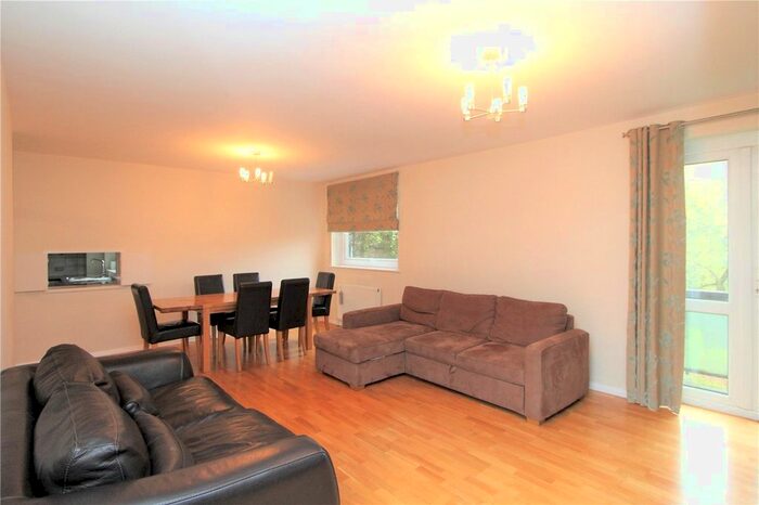 3 Bedroom Flat To Rent In Hillcrest Road, London, W5